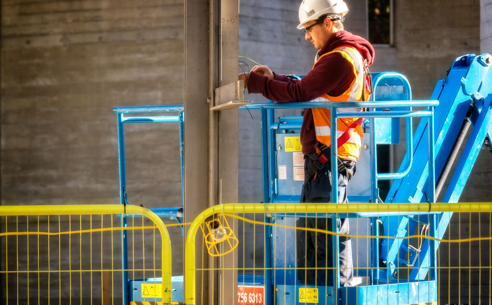 Cherry picker worker lift